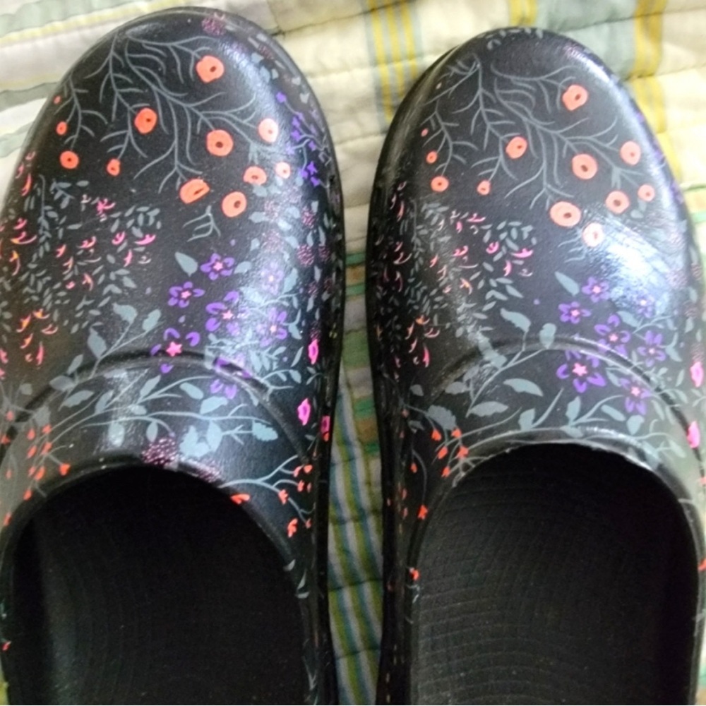 OOFOS Wildflower clogs